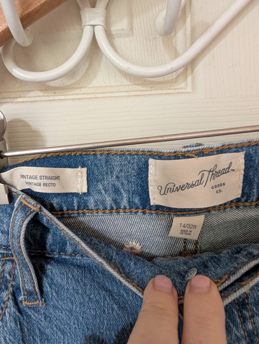 Universal Thread Vintage Straight Floral Embroidery Jeans 14 - Picture 3 of 6